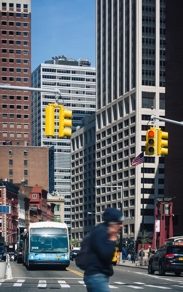 Mozgás homályos fekete ember a crosswalk NYC — Stock Fotó