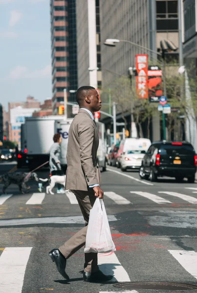 Young black man on a pedestrian crossing — Stock Photo, Image