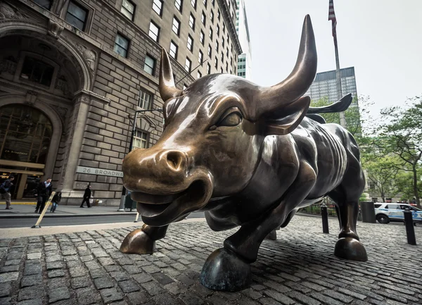 マンハッタンの金融街では牛を充電 — ストック写真