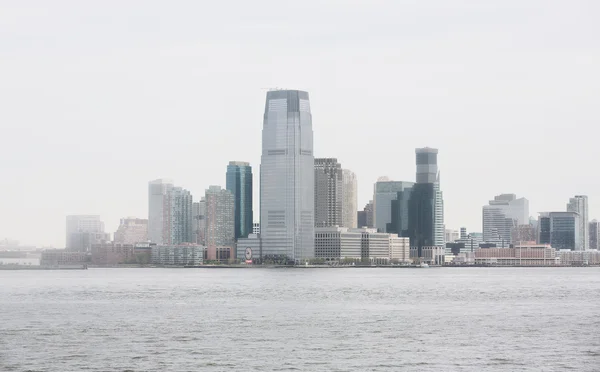 Jersey City e il fiume Hudson in una giornata nebbiosa — Foto Stock