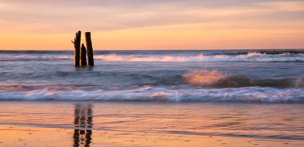 Lever du soleil tôt le matin sur le front de mer — Photo