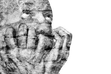 duygusal olarak dengesiz yaşlı adam elleriyle yüzünü yakınındaki