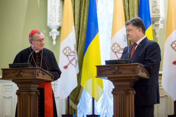 Petro Poroshenko en Vaticaan staatssecretaris kardinaal Pietro — Stockfoto