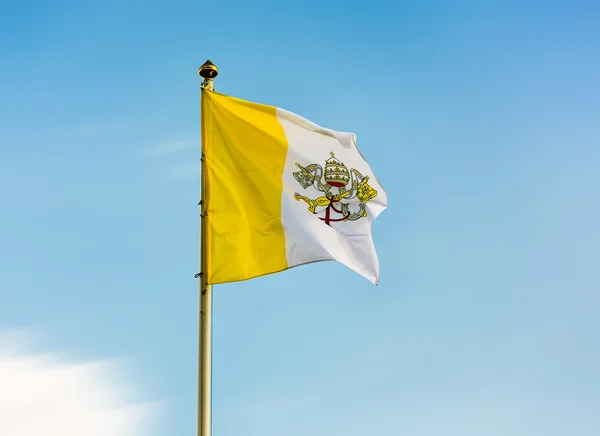 Drapeau du Vatican contre le ciel bleu — Photo