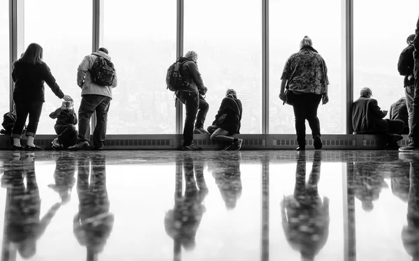 Pessoas em um observatório mundial em Nova York — Fotografia de Stock