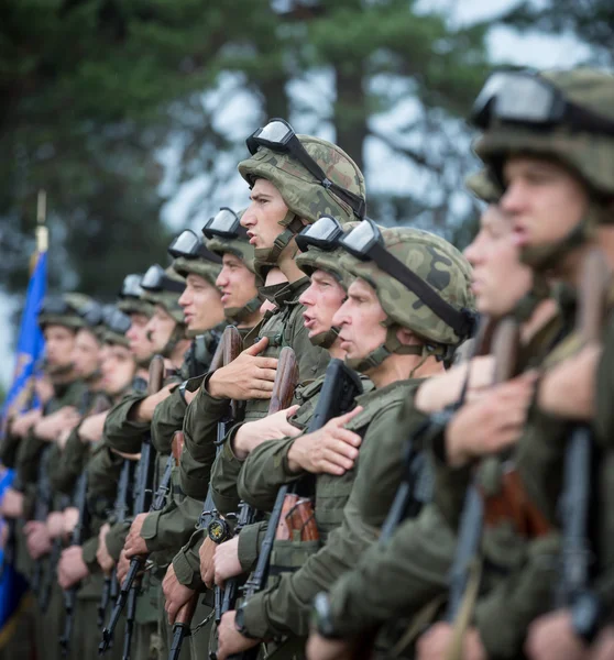 Żołnierzy w centrum szkolenia Gwardii Narodowej Ukrainy — Zdjęcie stockowe