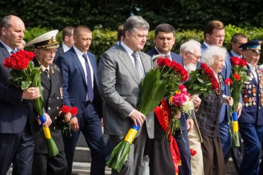 Başkan Poroshenko Ukrayna savaş kurbanları anısına onur