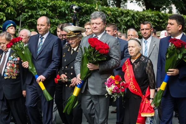 Prezydenta Poroszenko honorowane pamięci ofiar wojny na Ukrainie — Zdjęcie stockowe