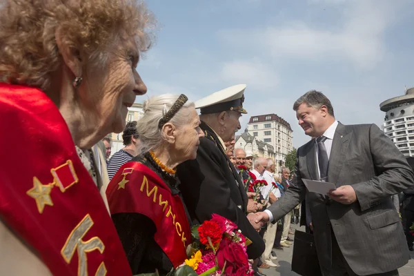 Ordförande Poroshenko hedras minnet av offren för kriget i Ukraina — Stockfoto
