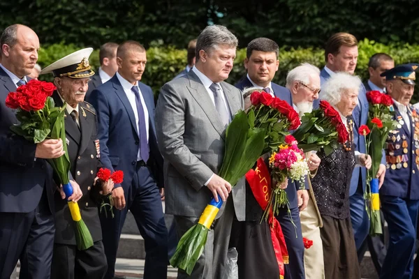 Ordförande Poroshenko hedras minnet av offren för kriget i Ukraina — Stockfoto