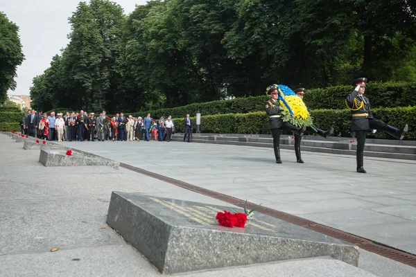 El Presidente Poroshenko honró la memoria de las víctimas de la guerra en Ucrania — Foto de Stock