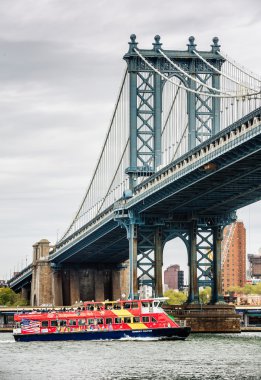 Manhattan Köprüsü'ne ve Citysightseeing manzarası Cruise tekne