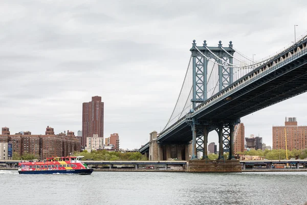 Manhattan Bridge en Citysightseeing Skyline Cruise Boot — Stockfoto