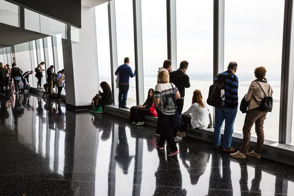 New York'ta bir dünya Gözlemevi insanlarda — Stok fotoğraf