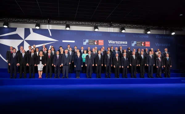Foto de grupo de participantes de la cumbre de la OTAN en Varsovia —  Fotos de Stock