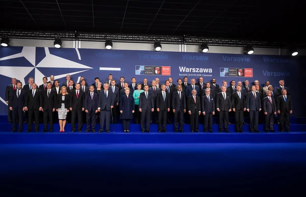 华沙北约首脑会议与会者的合影 — 图库照片
