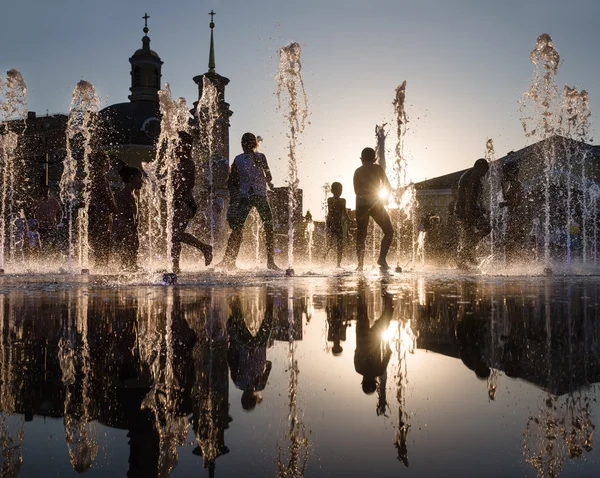 Children playing in a fountain — Stock Photo, Image