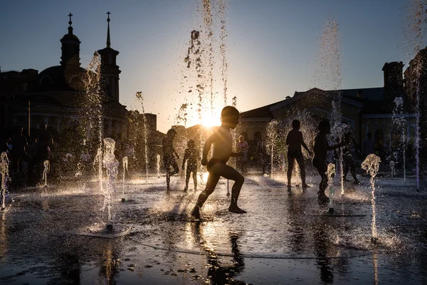 Enfants jouant dans une fontaine — Photo