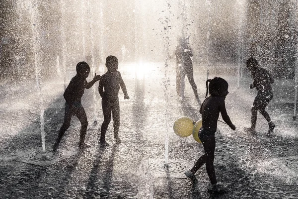 Bambini che giocano in una fontana — Foto Stock