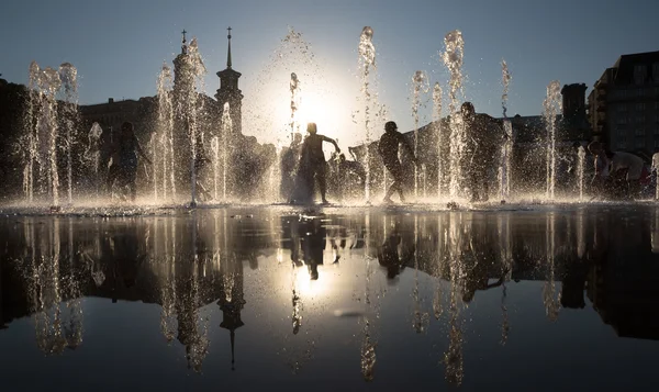Enfants jouant dans une fontaine — Photo