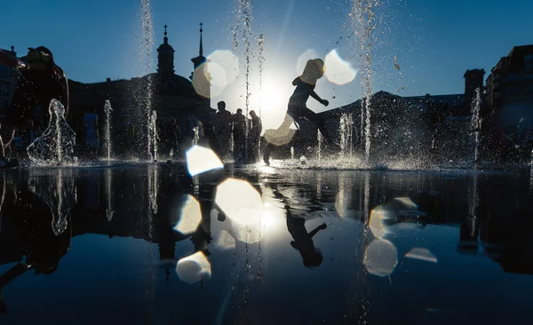 Děti si hrají v fountain — Stock fotografie