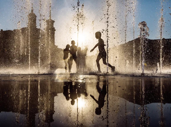 Children playing in a fountain — Stock Photo, Image