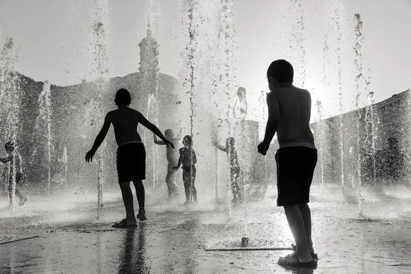 Kinderen spelen in een fontein — Stockfoto