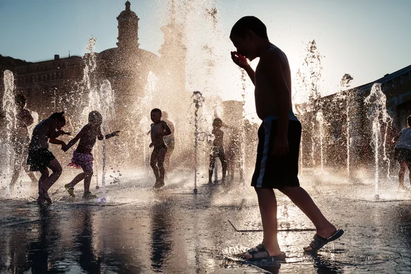 Дети играют в фонтане — стоковое фото