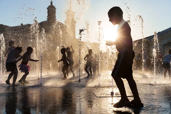 Дети играют в фонтане — стоковое фото