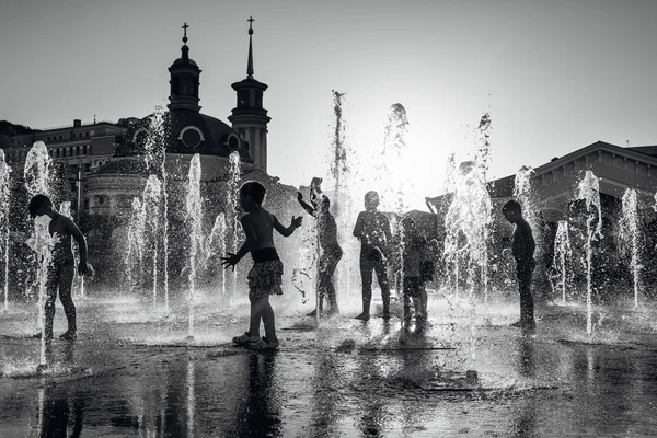 Enfants jouant dans une fontaine — Photo