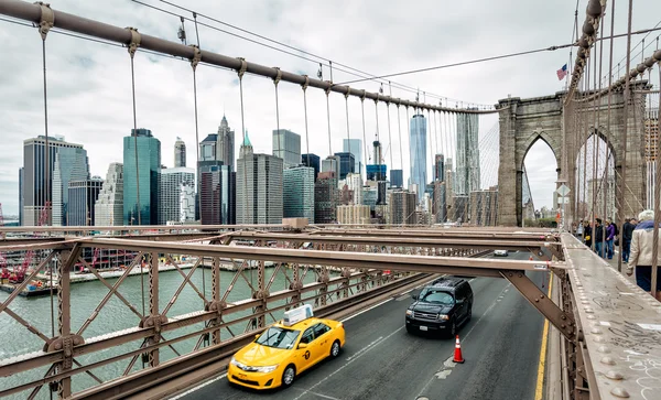 Mobil melintasi Jembatan Brooklyn di New York — Stok Foto