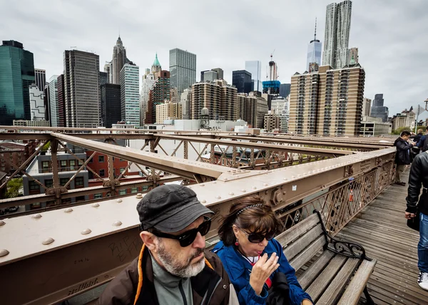 Persone sul ponte di Brooklyn — Foto Stock