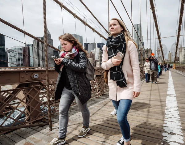 Mensen op Brooklyn Bridge — Stockfoto