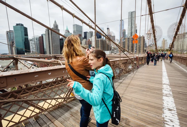 Pessoas em Brooklyn Bridge — Fotografia de Stock