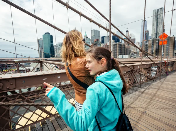 Personas en el puente de Brooklyn —  Fotos de Stock