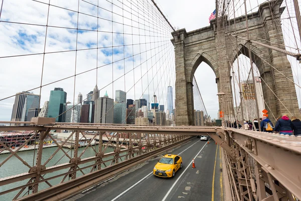 Coches cruzando el puente de Brooklyn en Nueva York — Foto de Stock
