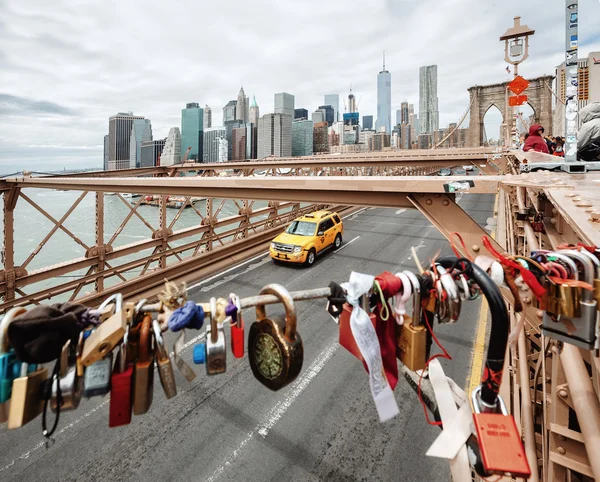 Fechaduras de amor na ponte de Brooklyn — Fotografia de Stock