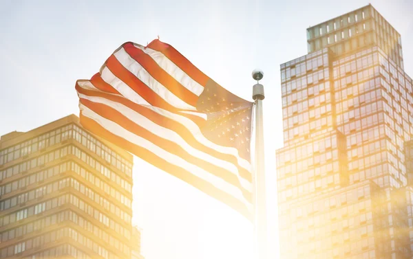 Drapeau américain dans les rayons du soleil levant — Photo