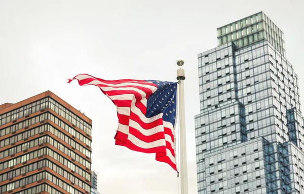 Amerikanische Flagge auf dem Hintergrund des Gebäudes — Stockfoto