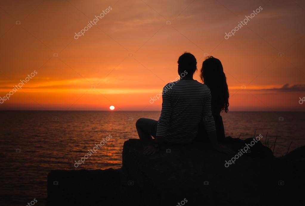 Jeune Couple Amoureux Contre Le Coucher De Soleil En Mer