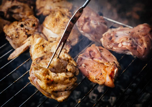 Grillning kryddad kyckling — Stockfoto