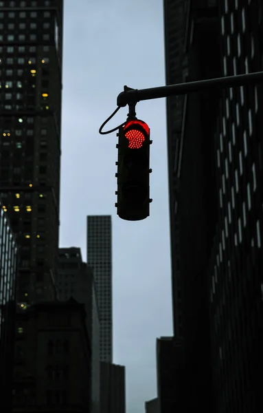 Červený semafor na křižovatce v NYC — Stock fotografie