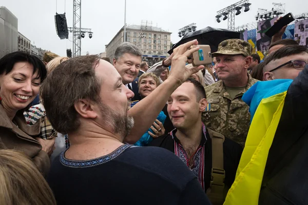 Президент Украины Петр Порошенко поздравил украинцев с — стоковое фото