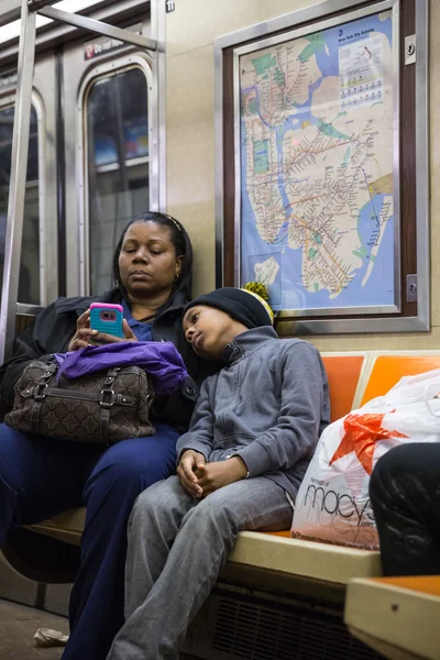 Schwarze Frau mit Kind in New Yorker U-Bahn — Stockfoto