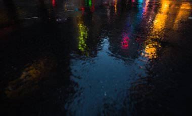 NYC sokaklarında yağmur ıslak asfalt üzerine düşünceler ile sonra