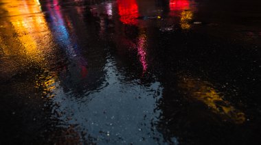 NYC sokaklarında yağmur ıslak asfalt üzerine düşünceler ile sonra