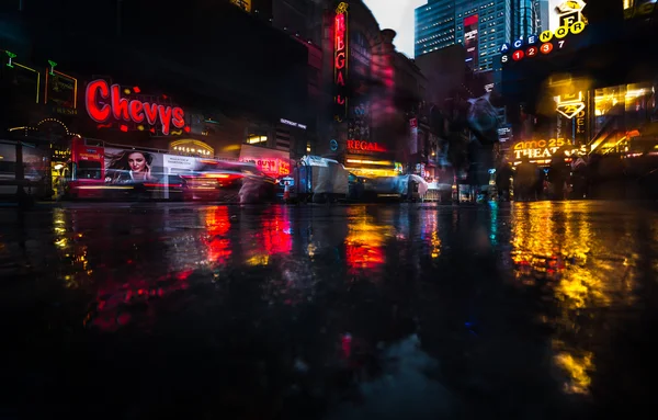 Улицы Нью-Йорка после дождя с отражениями на мокром асфальте — стоковое фото