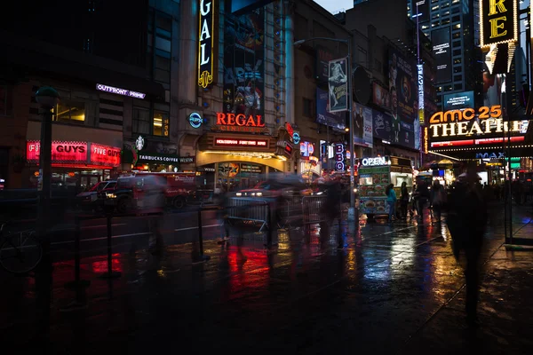 Calles de Nueva York después de la lluvia con reflejos sobre asfalto húmedo —  Fotos de Stock