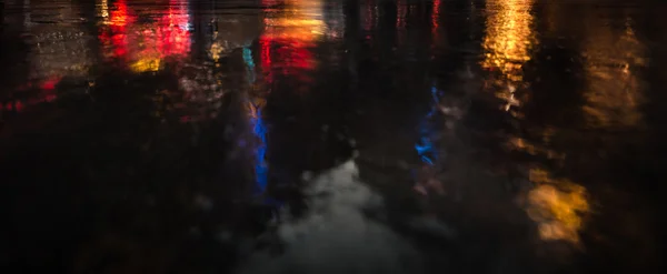 NYC gator efter regn med reflektioner på våt asfalt — Stockfoto