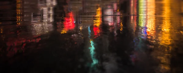 Calles de Nueva York después de la lluvia con reflejos sobre asfalto húmedo —  Fotos de Stock